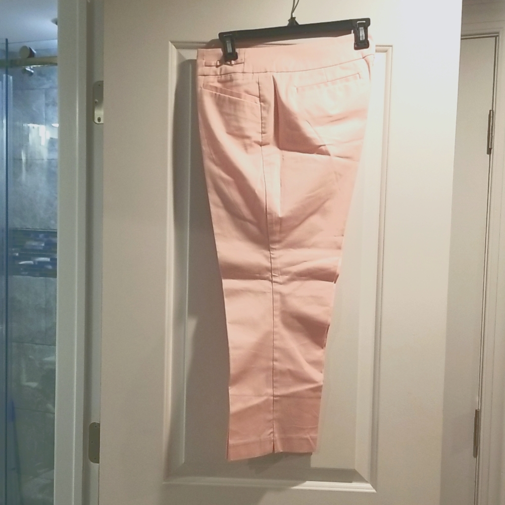 New York and Company pink capris. New without tag. Size 10.